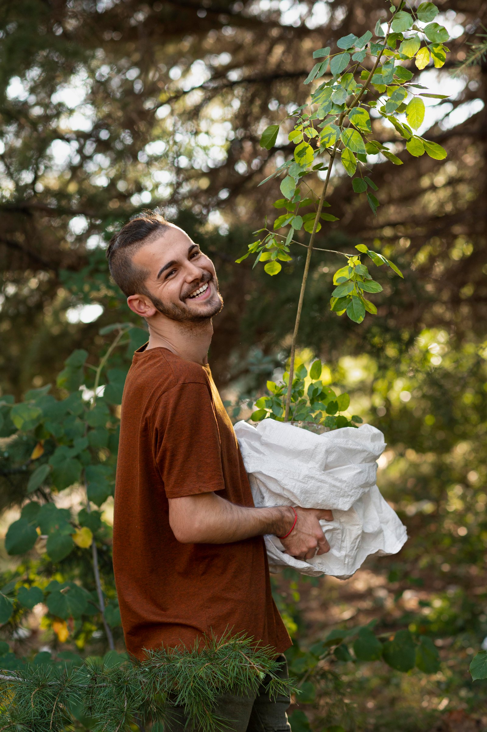 Jovem segurando uma planta